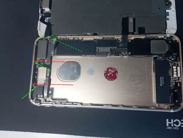 Wnętrze telefonu z widocznym modułem **NFC w telefonie**. Widać elementy płyty głównej, baterię i Taptic Engine.