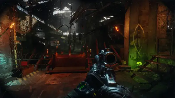 Wskazówki do Metro Exodus: widok z broni snajperskiej na zrujnowany korytarz z ołtarzem i wiszącymi postaciami.