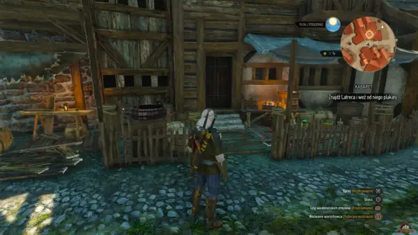 Geralt stoi przed budynkiem z napisem "KABARET" w Wiedźminie 3. Czeka go zadanie związane z plakatami.