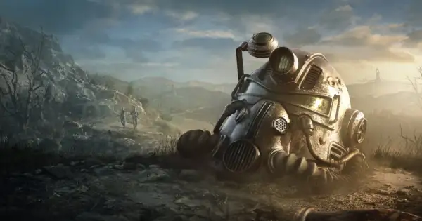 Zniszczony hełm z gry Fallout 76 leży na ziemi. W tle dwójka ludzi idzie w stronę gór. Sprawdź fallout 76 wymagania!