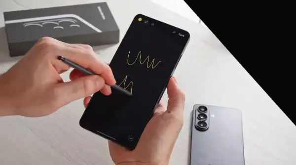 Rysowanie na ekranie najnowszego Samsunga S23 Ultra. Obok leży pudełko i drugi telefon.