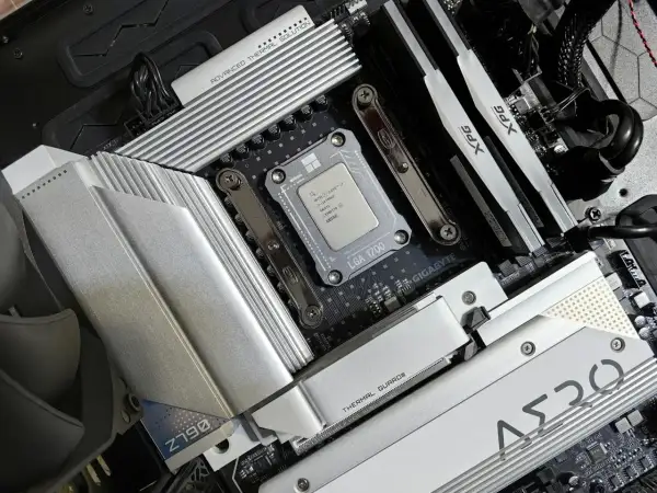 Jak sprawdzić płytę główną? Widok na procesor Intel Core i7, radiator, moduły RAM XPG i złącza na płycie głównej Gigabyte Z790 AERO G.