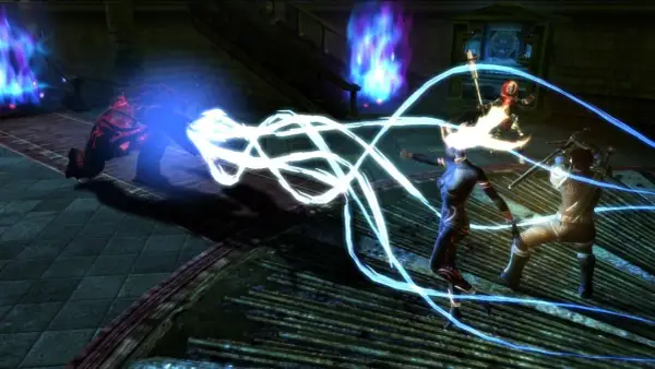 W grze Dungeon Siege 3 bohaterowie walczą z potworem, używając magicznych zaklęć i broni.