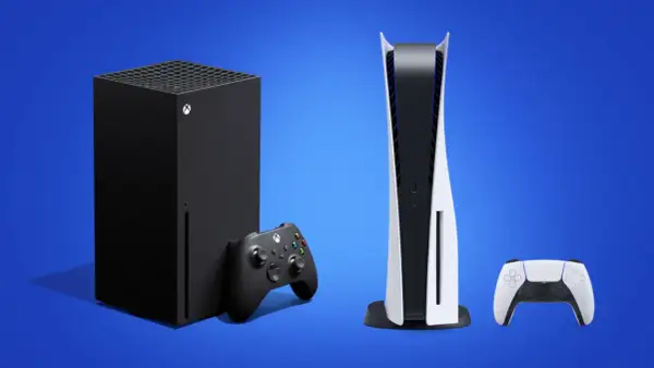 Czarny Xbox Series X i biały PlayStation 5 z kontrolerami. Kiedy nowy Xbox, to wybór jest trudny.
